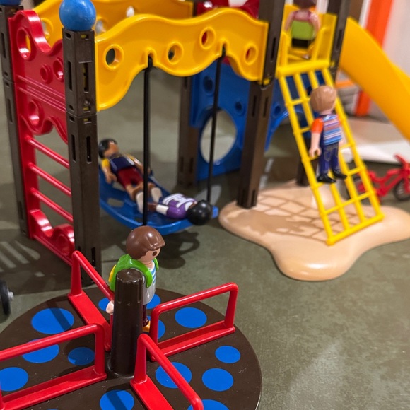Playmobil Hospital, Ambulance, Playground, Pool Outdoors, and tons extras - Picture 10 of 15